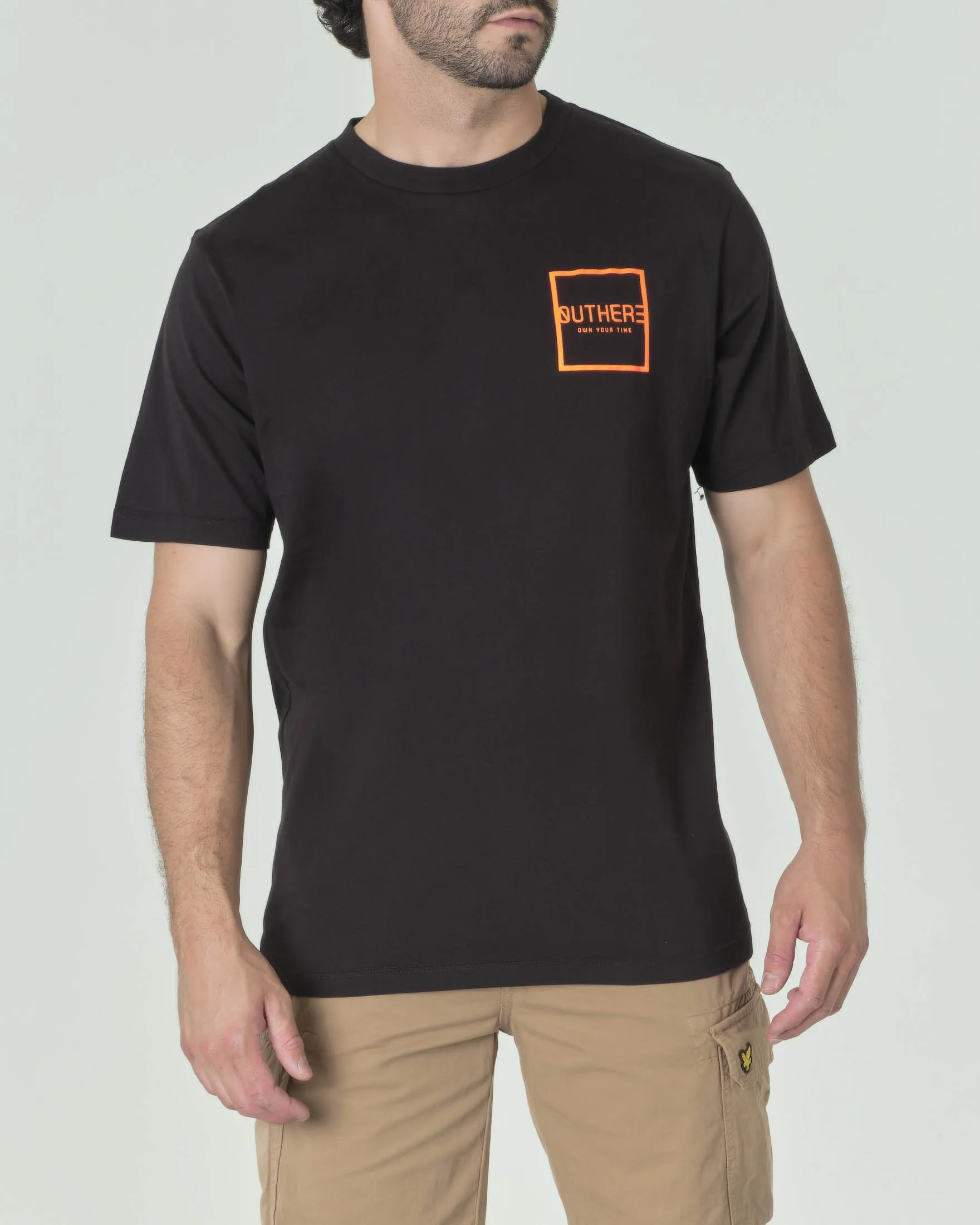 T-shirt nera mezza manica in cotone con logo al petto e scritta 'Undefined' sul retro arancio
